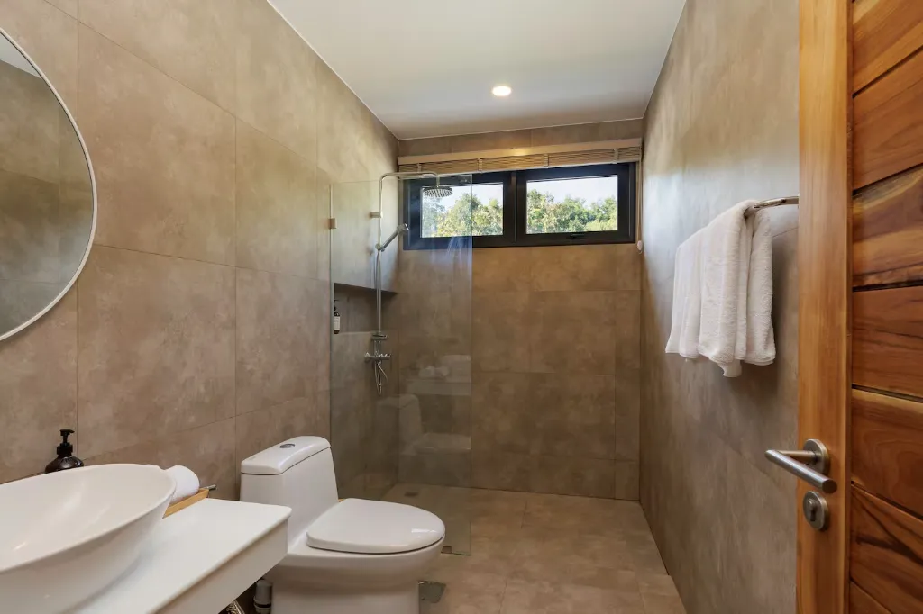 villa amour bathroom 3.webp