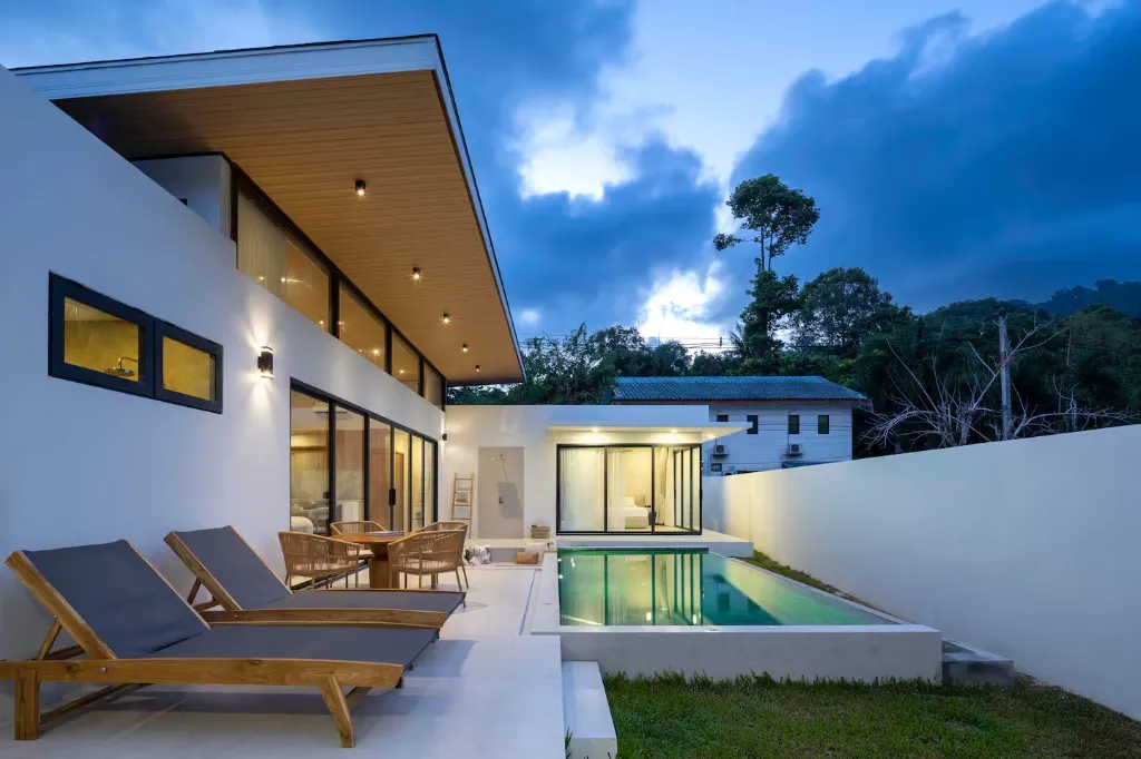 villa amour exterior at night.webp