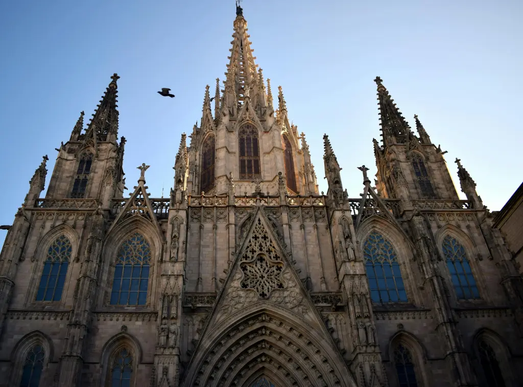 Taste Barcelona: Private Sagrada Familia Tour & Guided Montserrat Monastery Wine Experience 6 Nights for 2 People