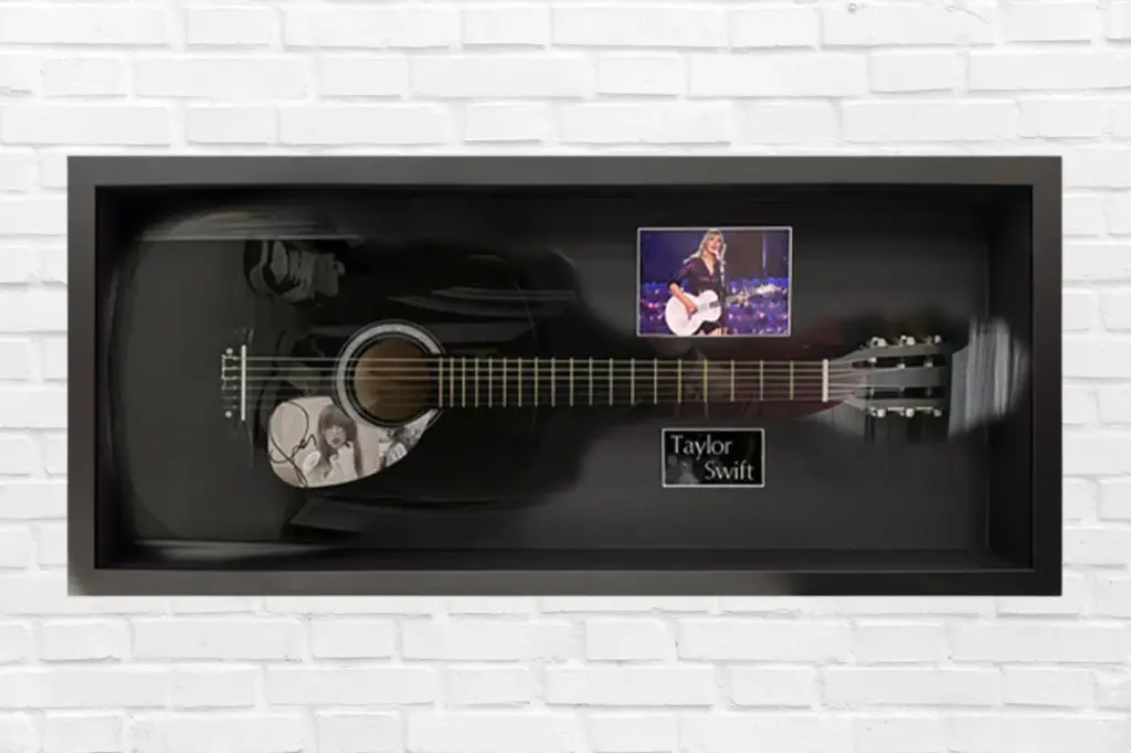 [MEM00150] Taylor Swift Signed Guitar