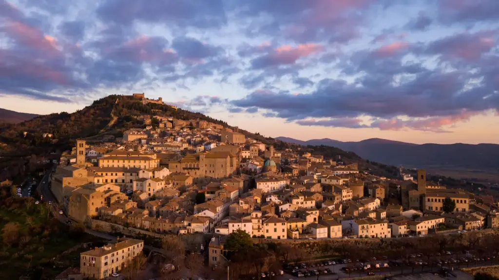 Romantic Tuscan Getaway for Two – 6 Nights in Cortona incl. Wine Tasting and Gourmet Dinner